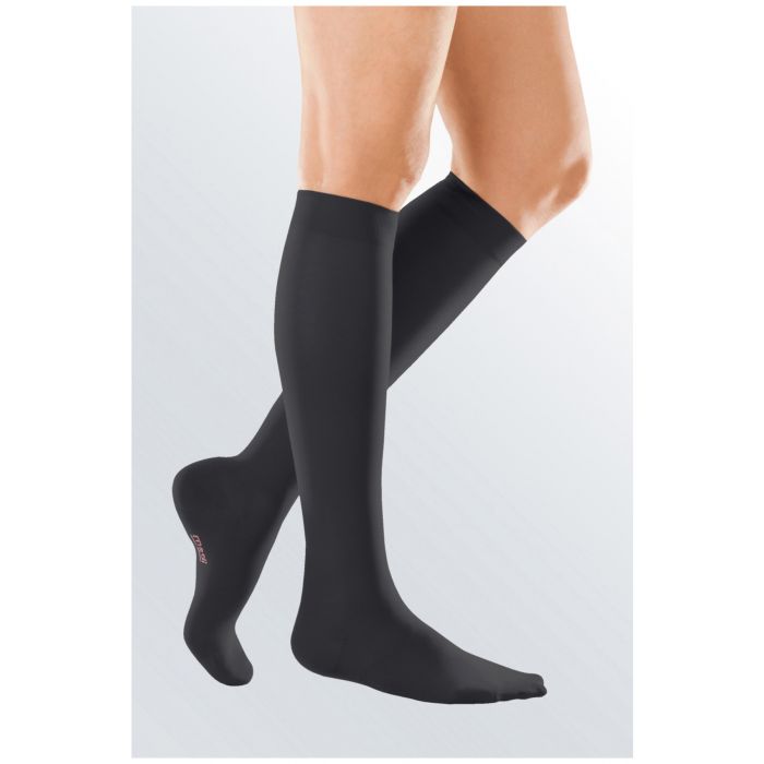 https://cdn.daylong.co.uk/media/catalog/product/cache/9a872994f3a2c2b7bc9f48b8398d9efd/m/e/mediven-elegance-below-knee-compression-stockings-black-closed-toe-female-1.jpg
